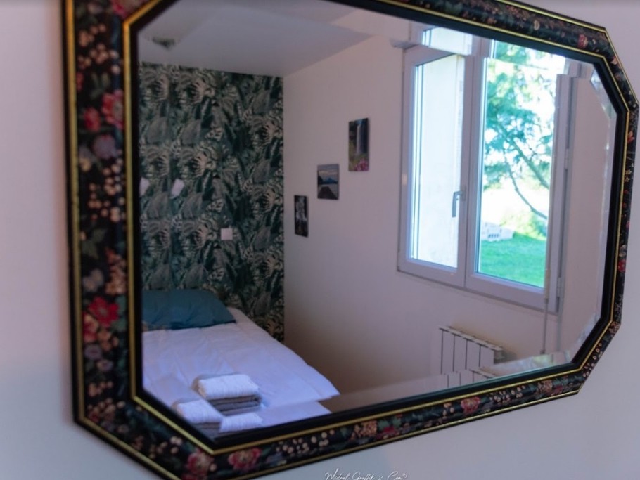 © - @mistralgraffik // AR KAARDI, location de vacances, Trévou Tréguignec, chambre twin miroir