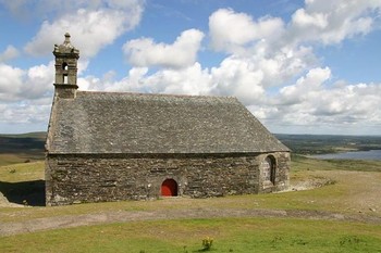 La petite chapelle au sommet du Mont Saint Michel de Brasparts