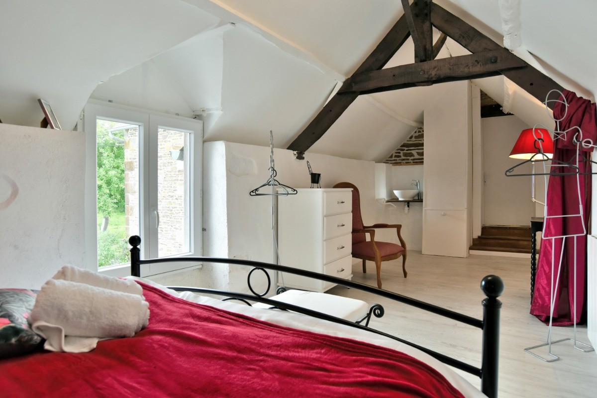 Chambre "Framboise" pour 2 personnes (lit 140x190 cm). Très charmante et spacieuse chambre mansardée avec coin lavabo.
