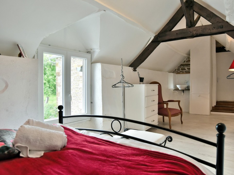 Chambre "Framboise" pour 2 personnes (lit 140x190 cm). Très charmante et spacieuse chambre mansardée avec coin lavabo.
