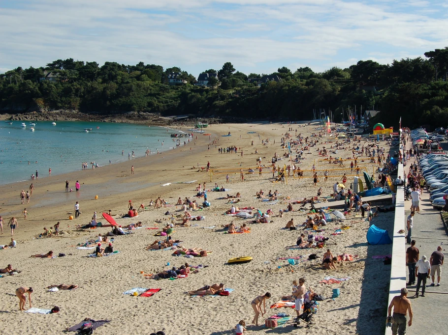 Plage de Port-Mer à Cancale, avec club nautique, sorties en bateau, plage, baignades, restaurants, GR 34