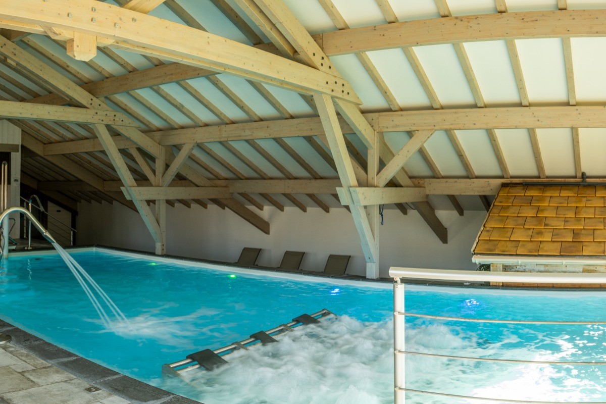 Piscine et ses sièges transats balnéo Le Rossberg - Les SPAtules