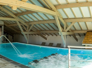 Piscine et ses sièges transats balnéo Le Rossberg - Les SPAtules