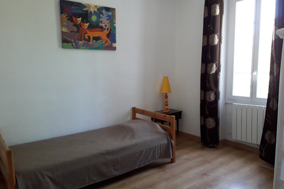 chambre a l'étage 1 lit  en 90
