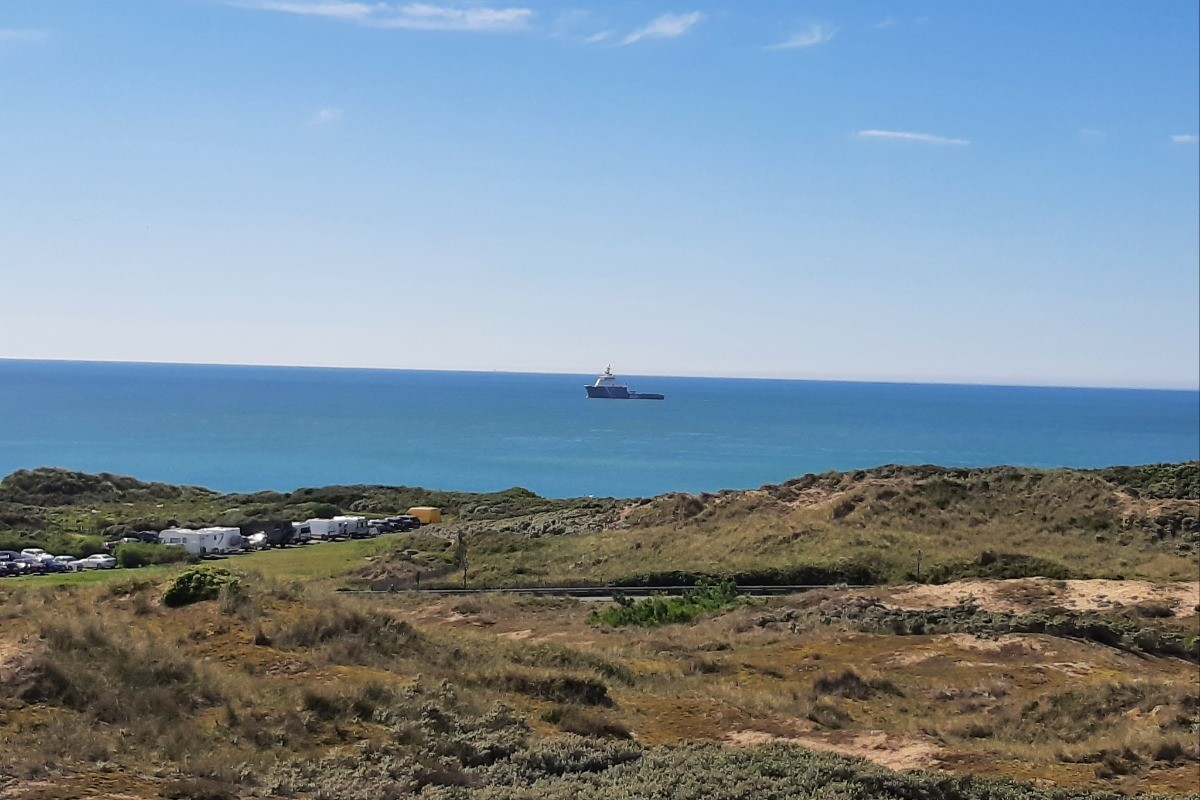 vue sur le détroit du Pas-De-Calais à 10 minutes du logement. Il est l'un des détroits maritimes les plus fréquentés du Monde par la marine marchande, avec un trafic d'environ 400 navires par jour qui transitent entre Manche et mer du Nord.