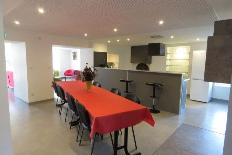 Séjour cuisine et salon attenant - Gîte collectif La Ruche