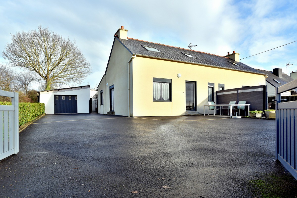 Façade Sud: &amp; Ouest et espace de stationnement, Location Clévacances, Gites 4 personnes ,Logis 1 de Plain Pied