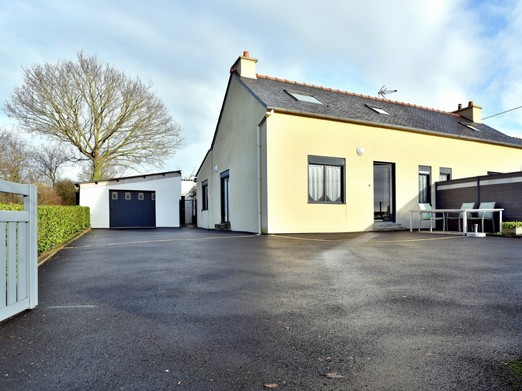 Façade Sud: & Ouest et espace de stationnement, Location Clévacances, Gites 4 personnes ,Logis 1 de Plain Pied