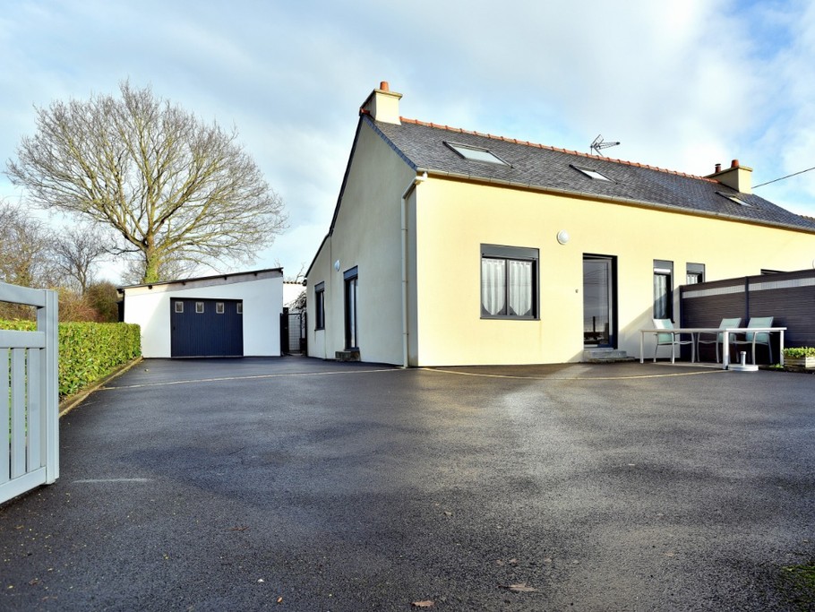 Façade Sud: & Ouest et espace de stationnement, Location Clévacances, Gites 4 personnes ,Logis 1 de Plain Pied