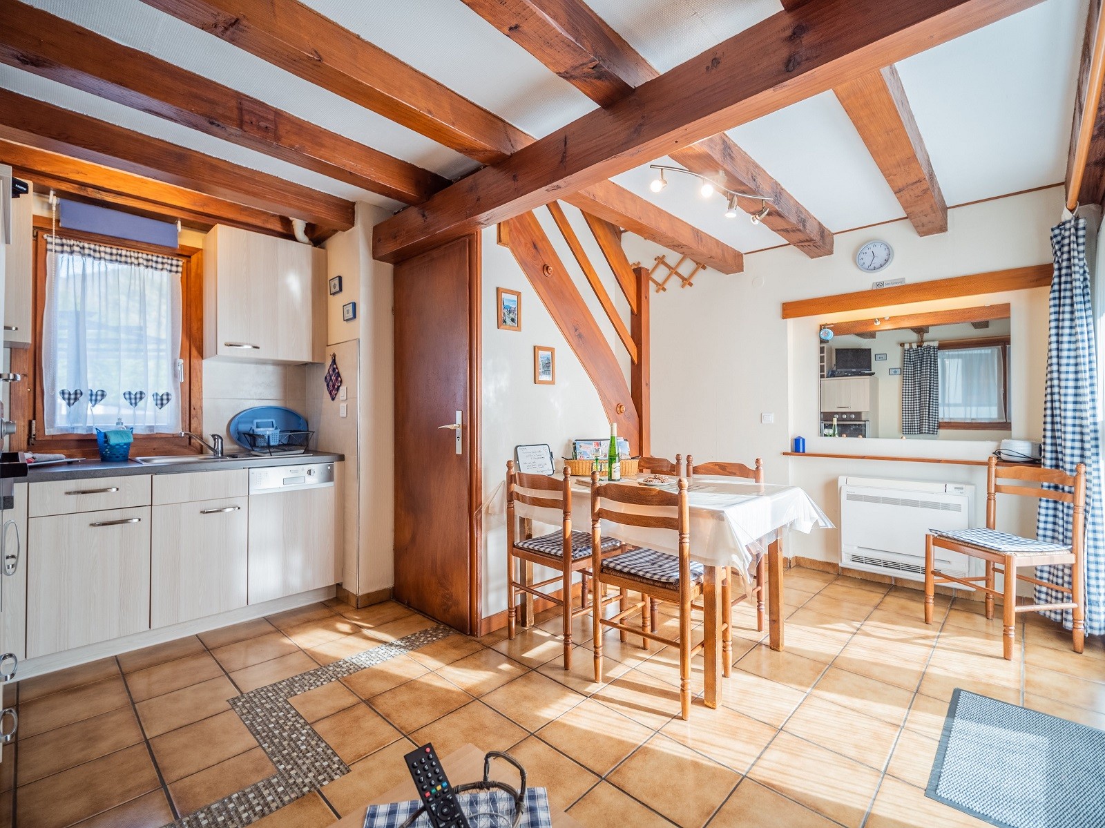 Pièce principale (cuisine, coin repas, salon)