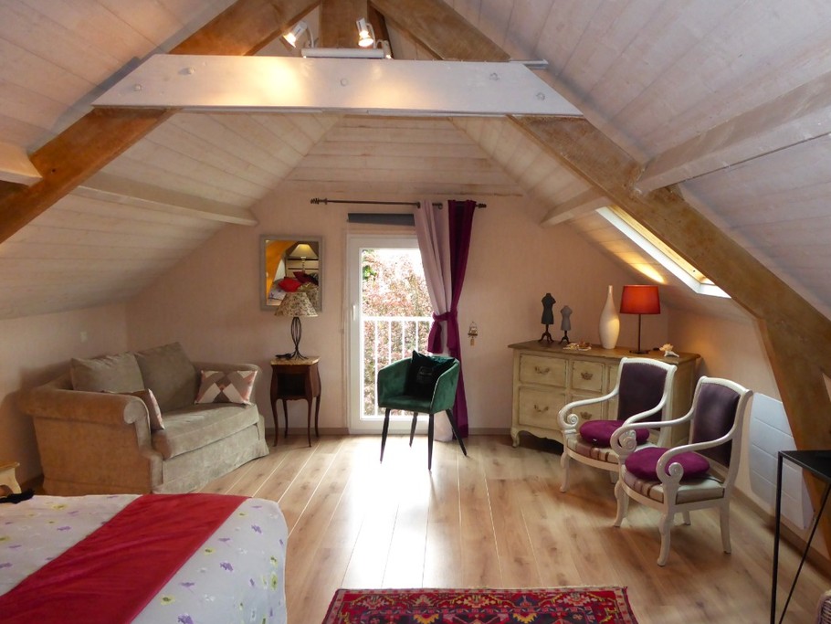 Large, very cosy separate bedroom for 2 people (160 cm bed), dressing room, TV, sofa.