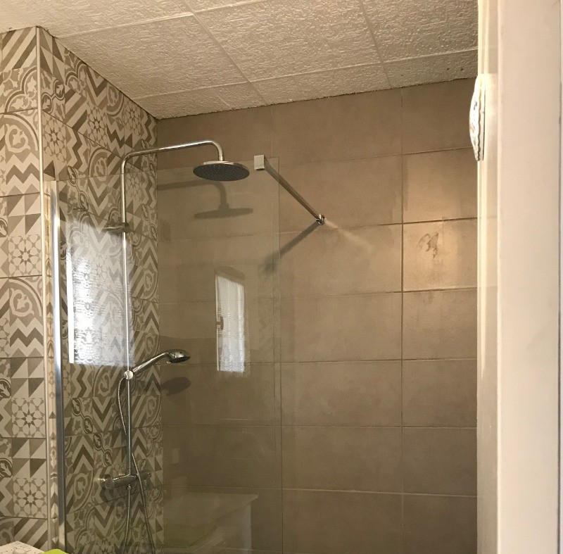 salle de bain avec machine à laver le linge et douche italiènne