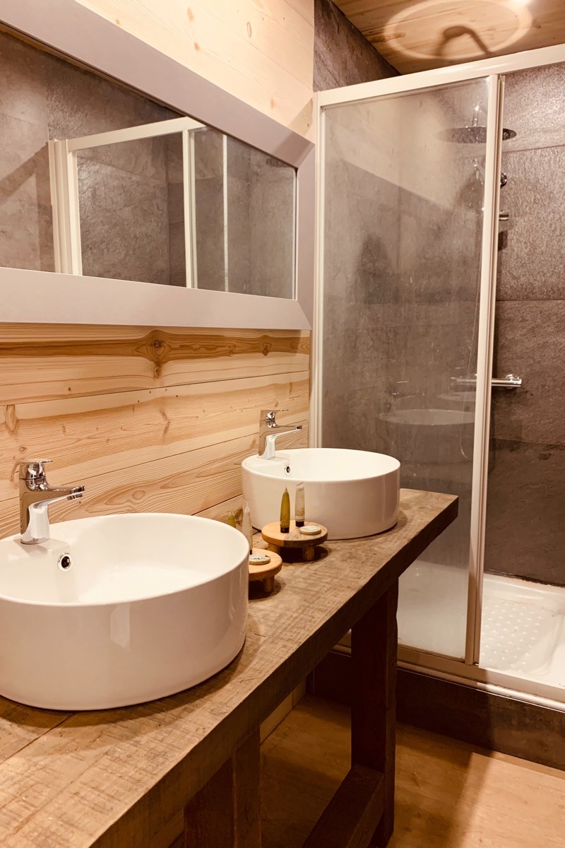 Salle de douche avec double vasque - Gîte Le Faon