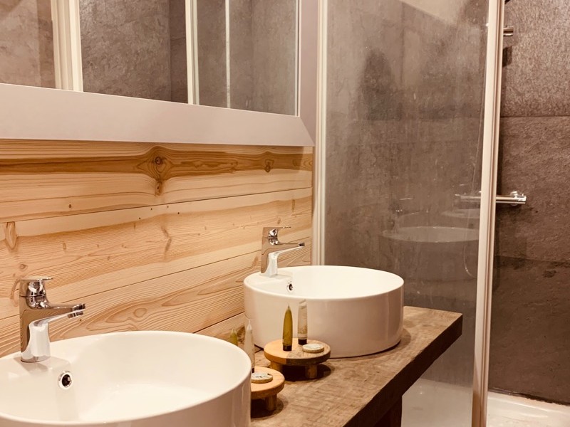 Salle de douche avec double vasque - Gîte Le Faon
