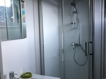 Clin d'oeil , vue de la fenêtre dans le miroir, salle de bain neuve et charmante