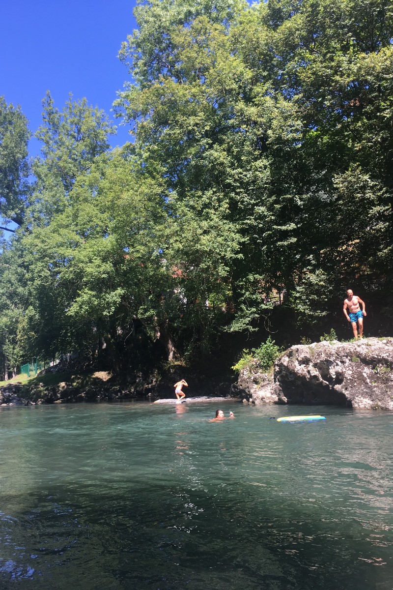 Piscine naturelle sur les bords de la Neste à 200 m du gîte