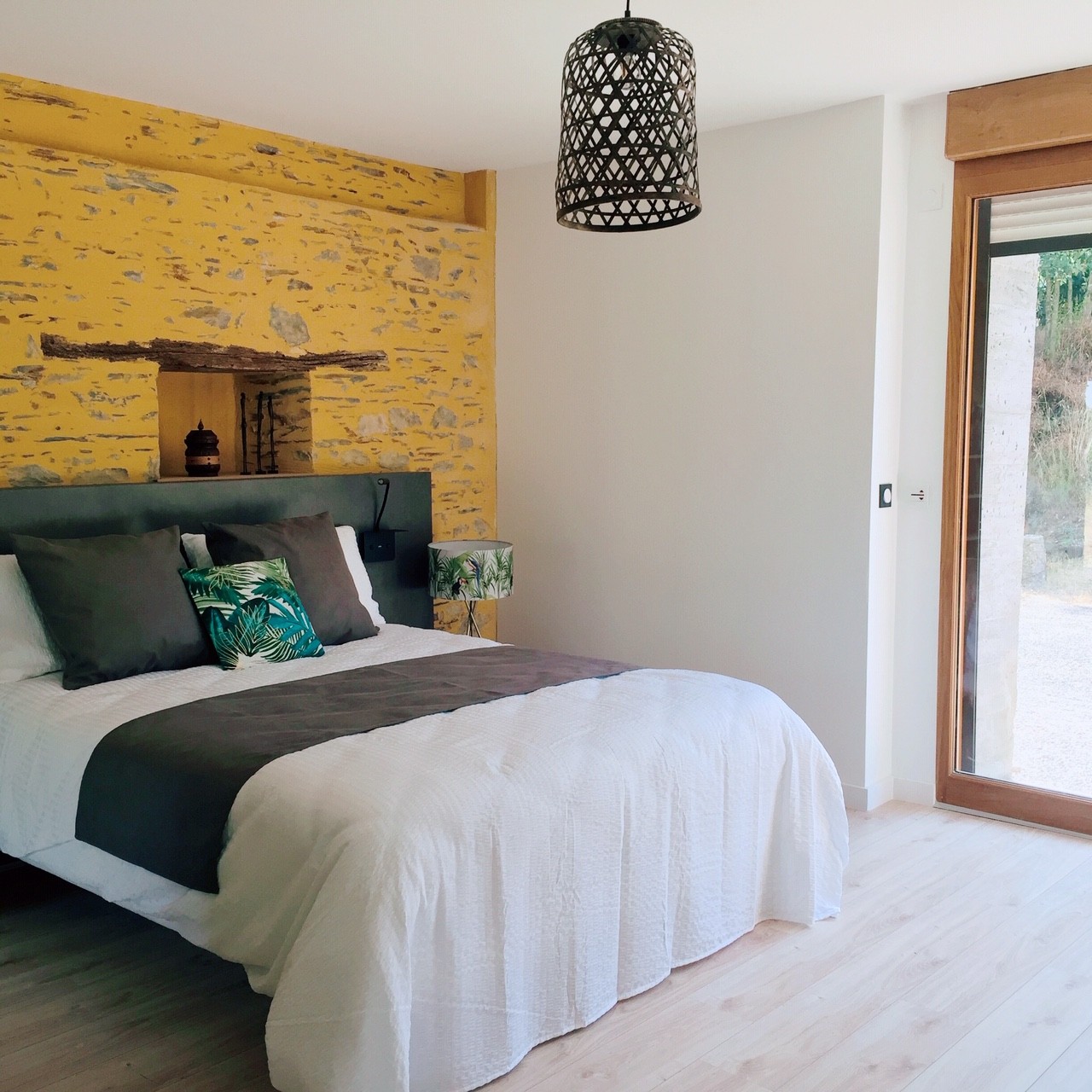 Une chambre accessible au PMR a été spécialement aménagée. Elle dispose d'un accès direct de l'extérieur et d'une terrasse privative.
