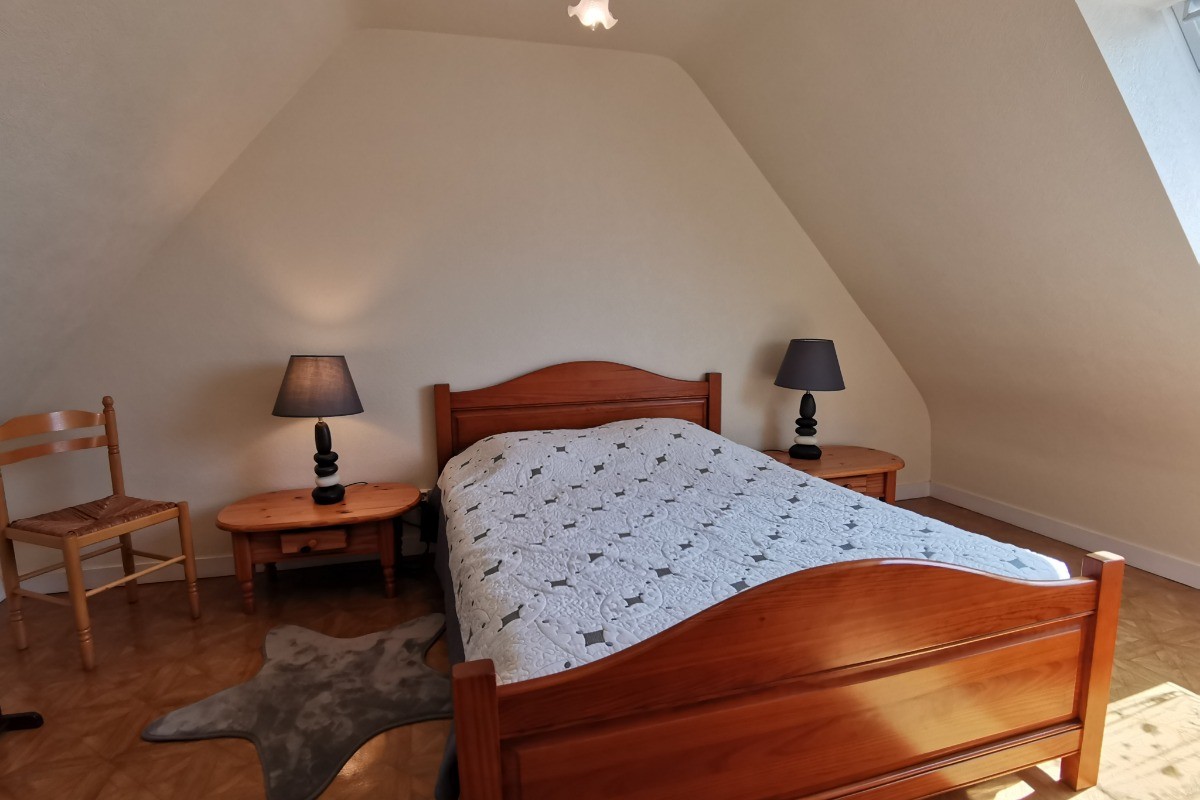 A l'étage une chambre avec 1 lit 140