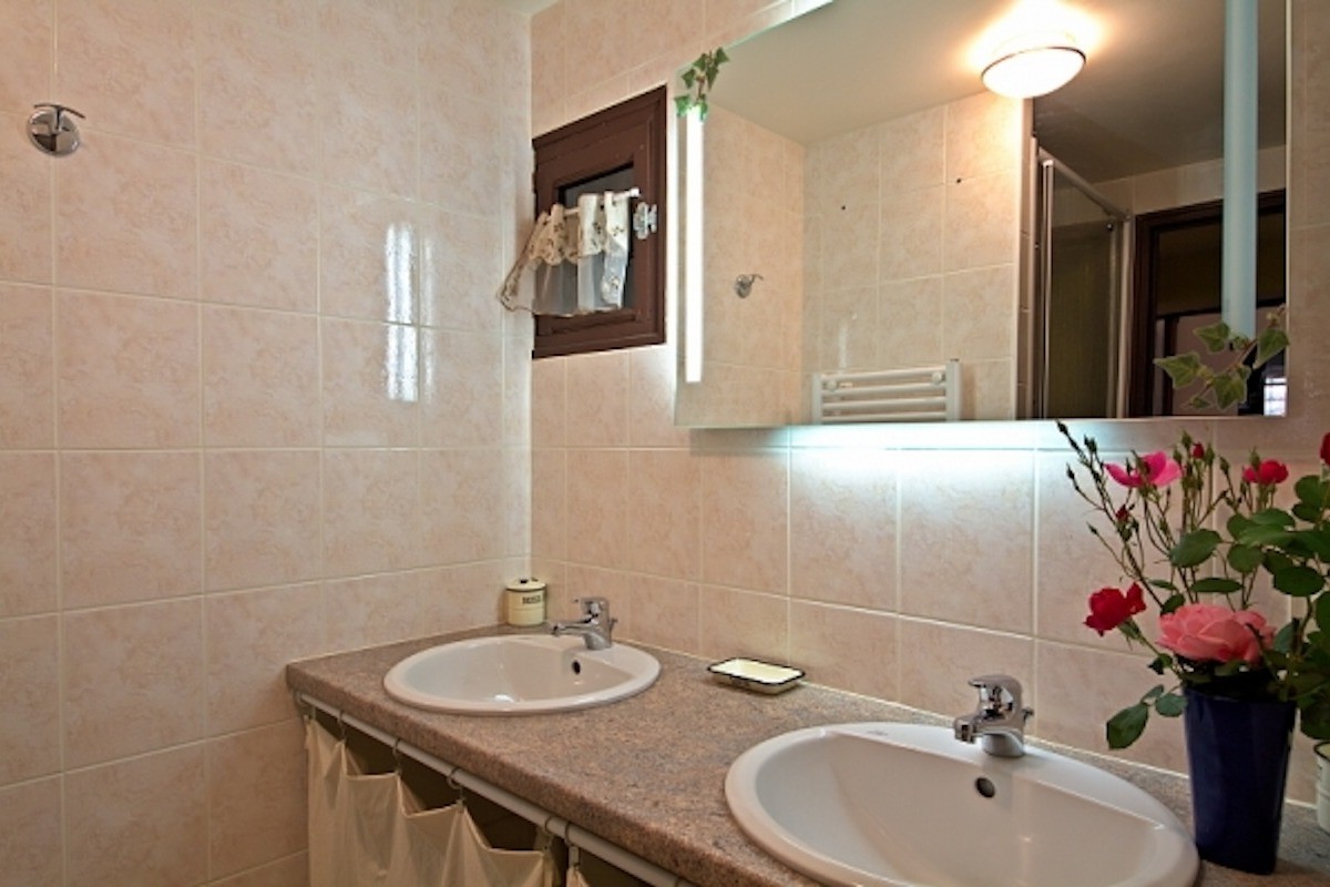 Salle d'eau avec douche