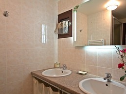 Salle d'eau avec douche