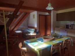 séjour et coin cuisine