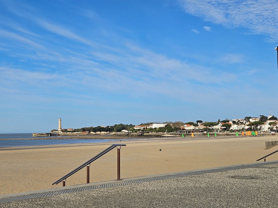 Grande plage de St Georges de Didonne à côté du manège pour enfants, du cinéma, de la brasserie et de la bibliothèque