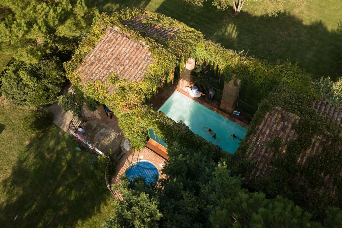 Vue du ciel de la magnifique piscine.