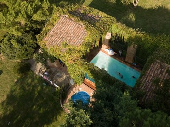 Vue du ciel de la magnifique piscine.