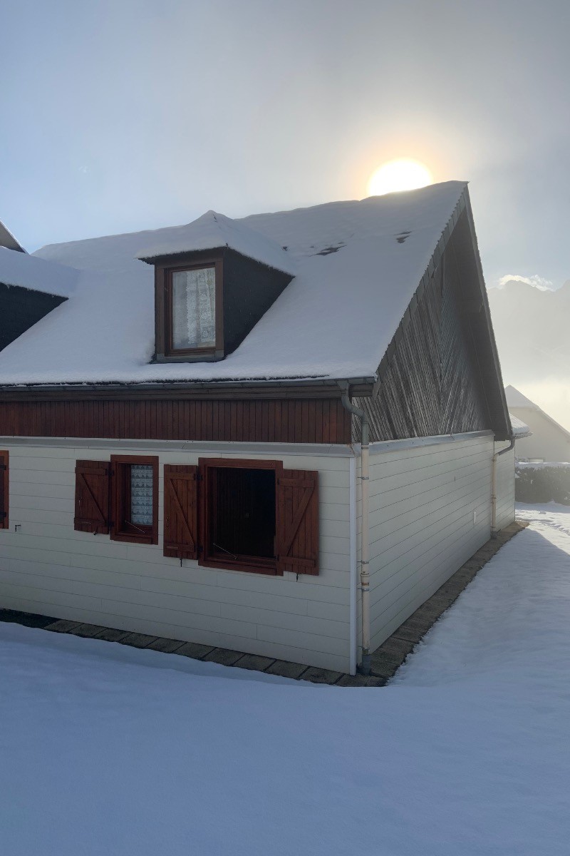 Chalet sous la neige