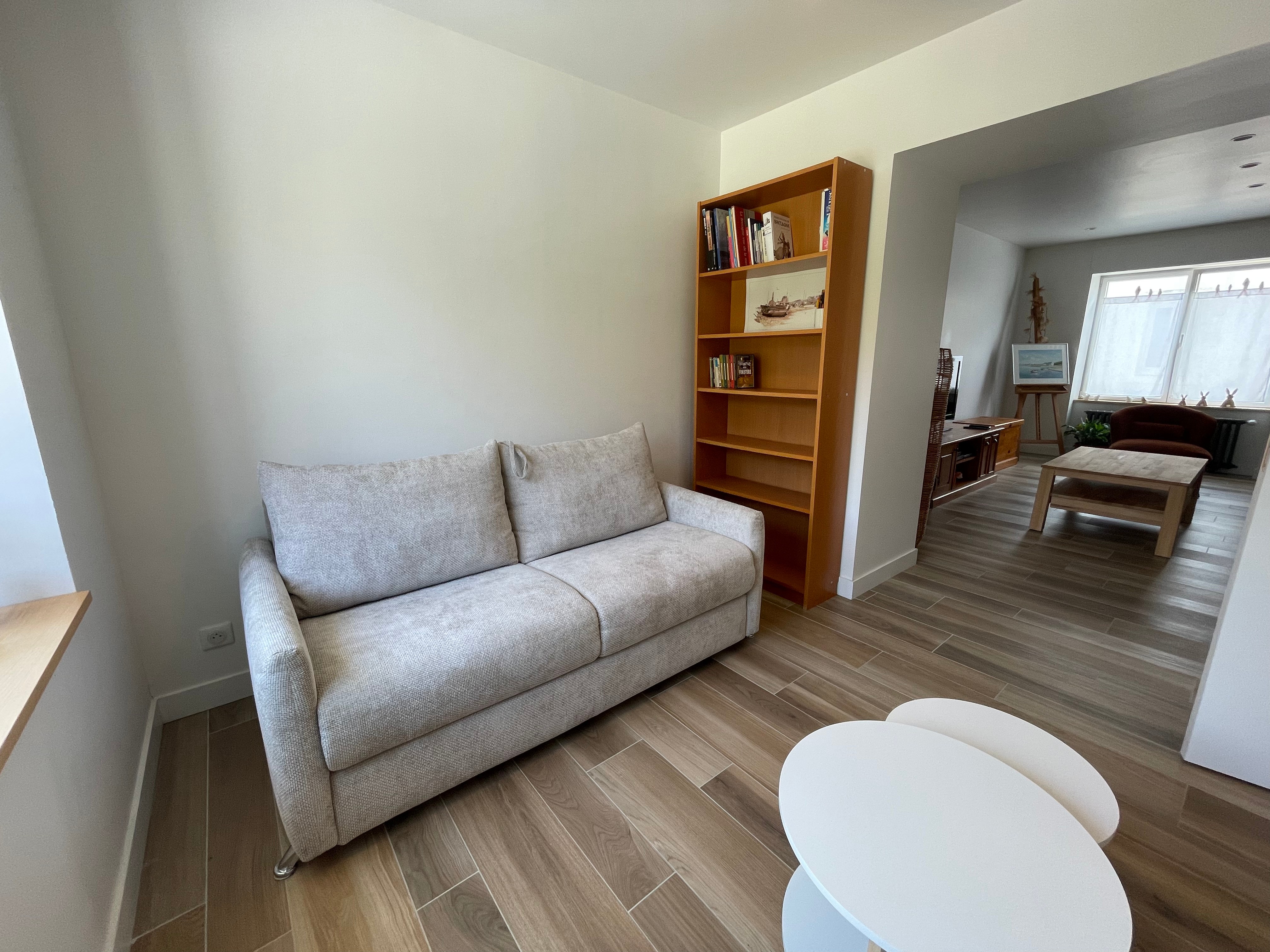 Small sitting area with a 140-cm sofa bed