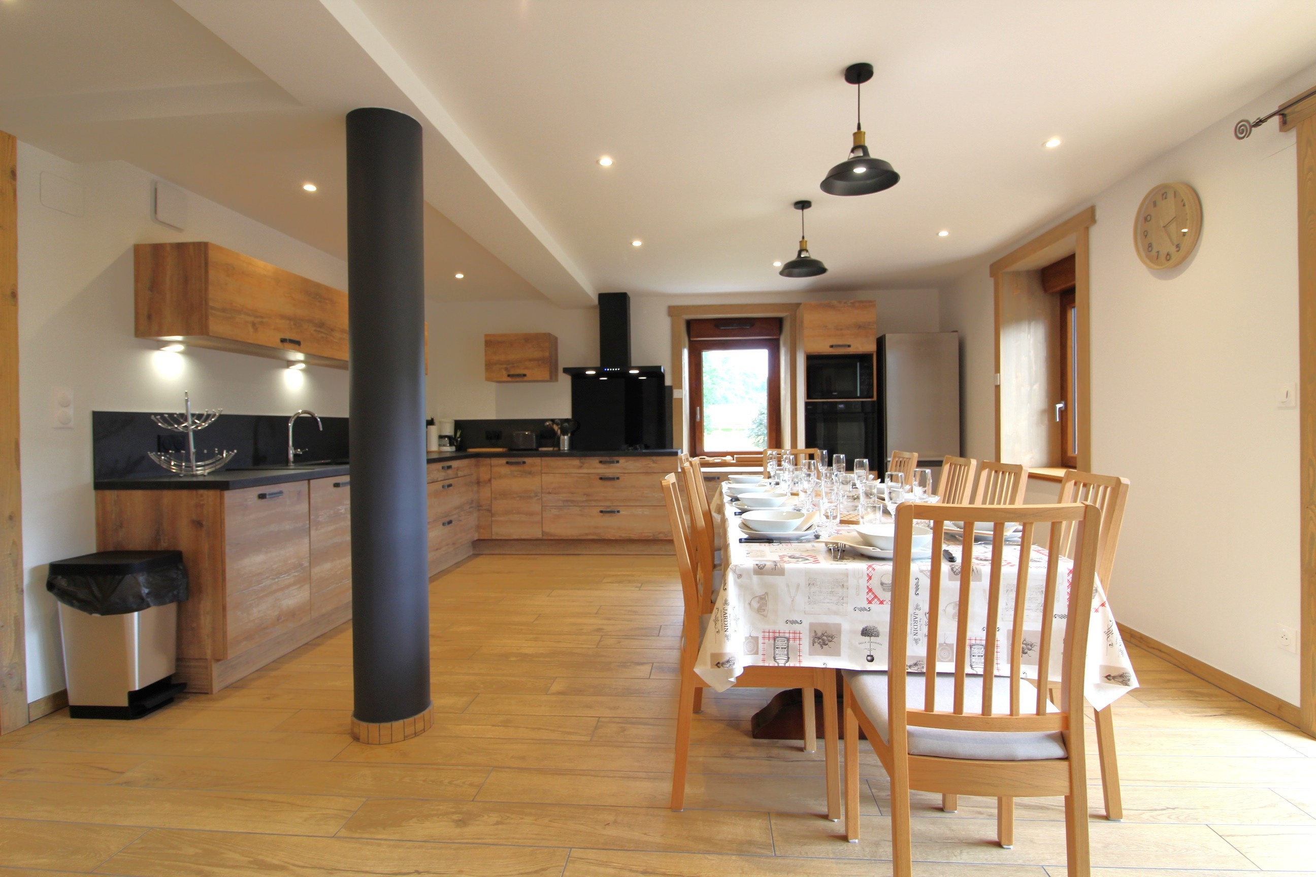 Cuisine ouverte sur salon/ séjour - La Clé des Champs à Bussang – Gîte de groupe tout confort dans les Hautes Vosges