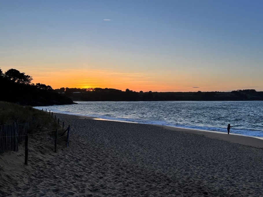 Sunset on La Touesse beach in Cancale, 5 minutes from the rental property.