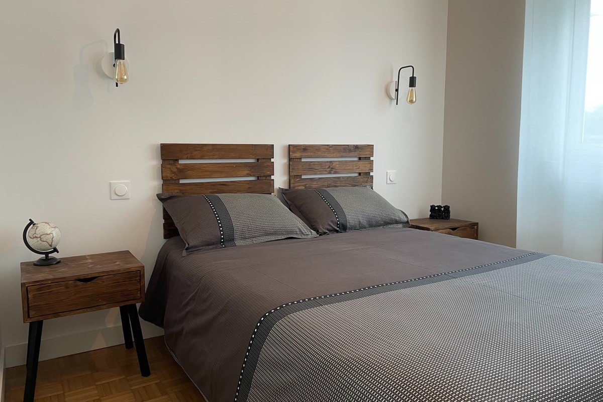 Niveau 1 : chambre 1 avec lit 140 et salle d'eau privative