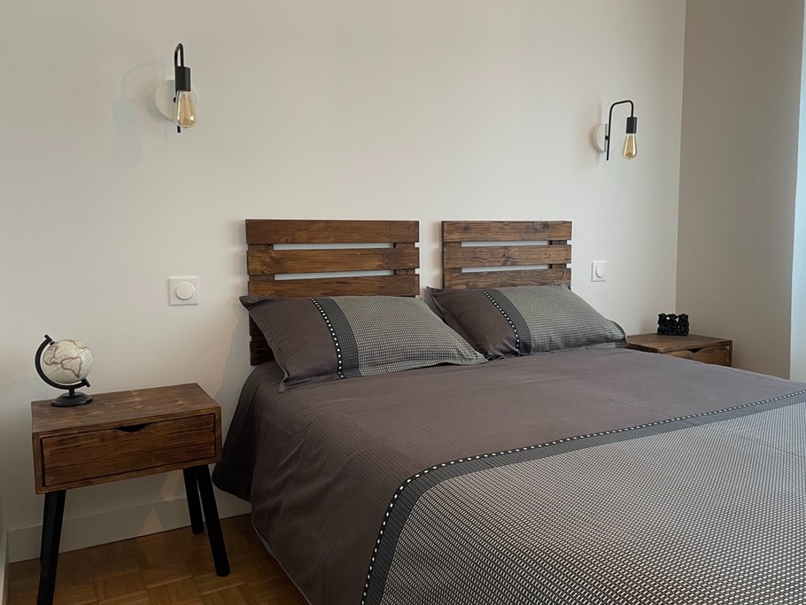 Niveau 1 : chambre 1 avec lit 140 et salle d'eau privative