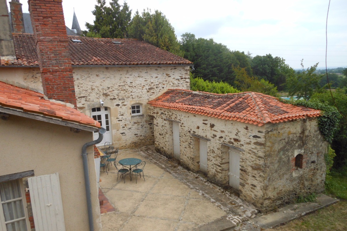 La cour avec son barbecue