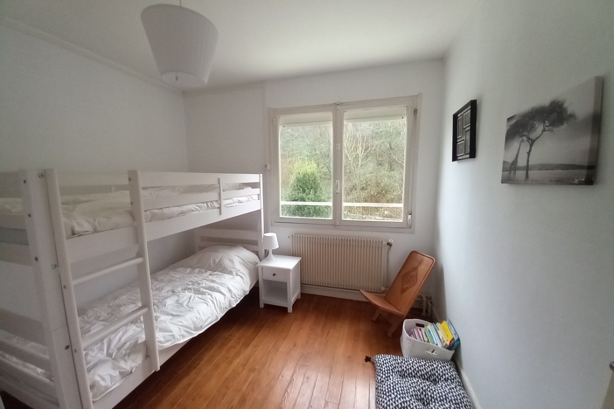 Chambre blanche côté jardin