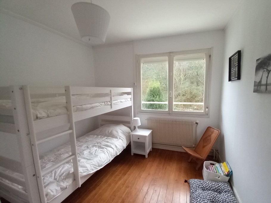 Chambre blanche côté jardin