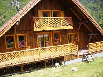 Le chalet vue de l’extérieur en été
