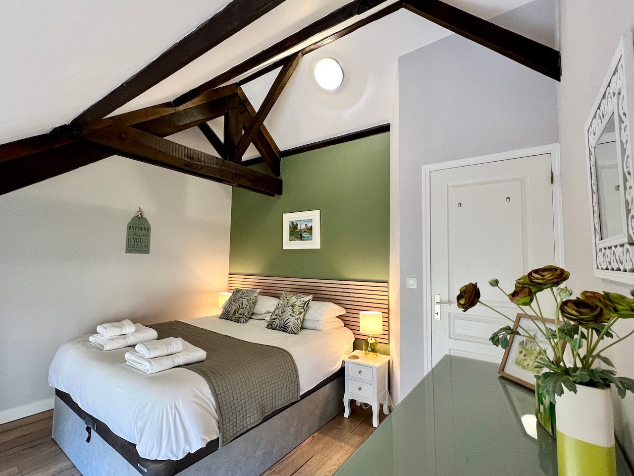 Room with a beautiful view of the garden - double bed (160 x 200 cm)