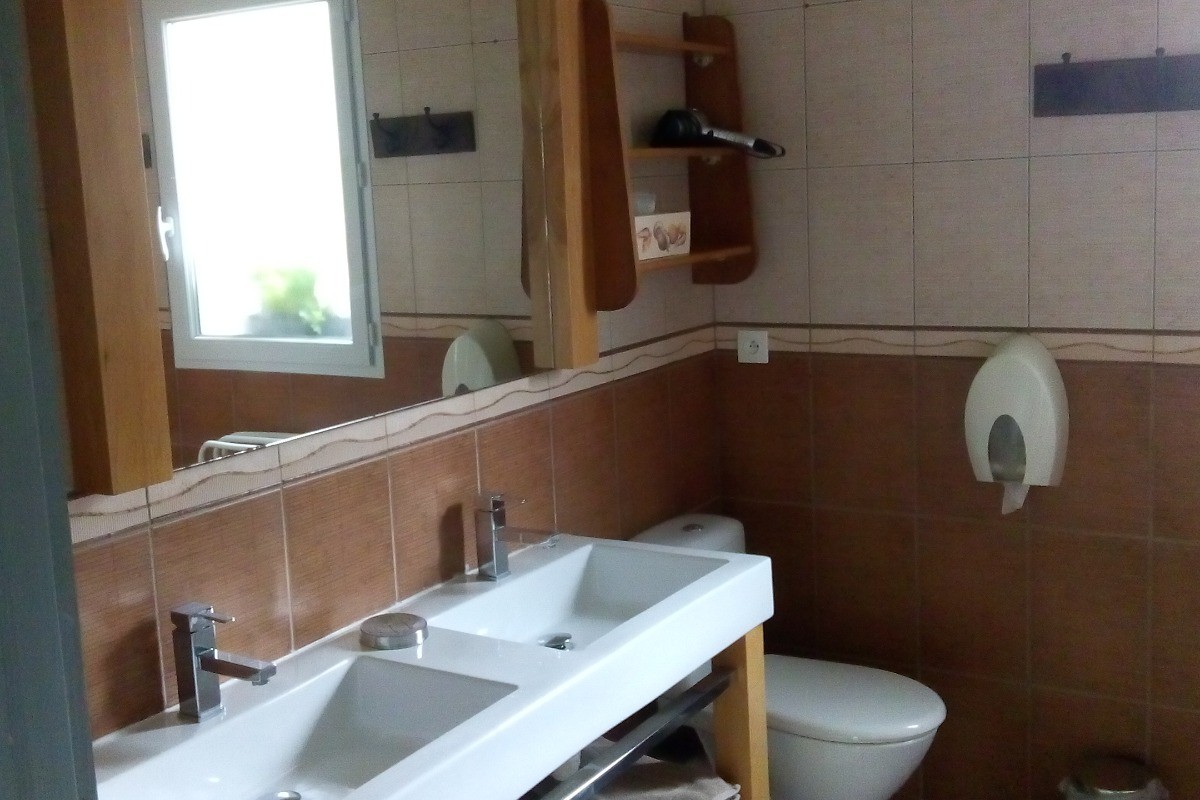 Salle d'eau "Bambou" commune aux chambres "Coeurs" et "Fleurs"