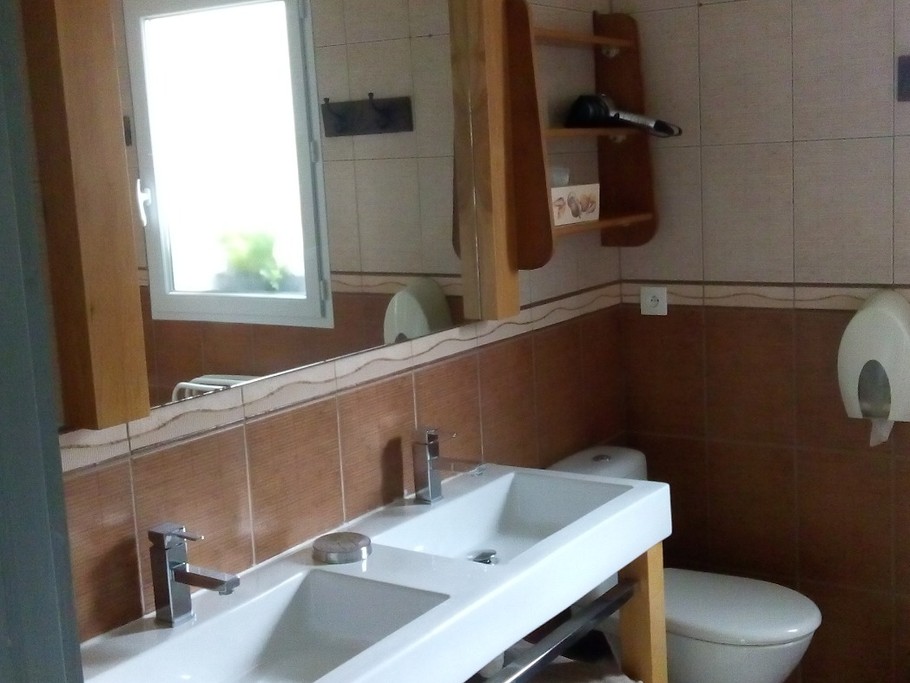 Salle d'eau "Bambou" commune aux chambres "Coeurs" et "Fleurs"