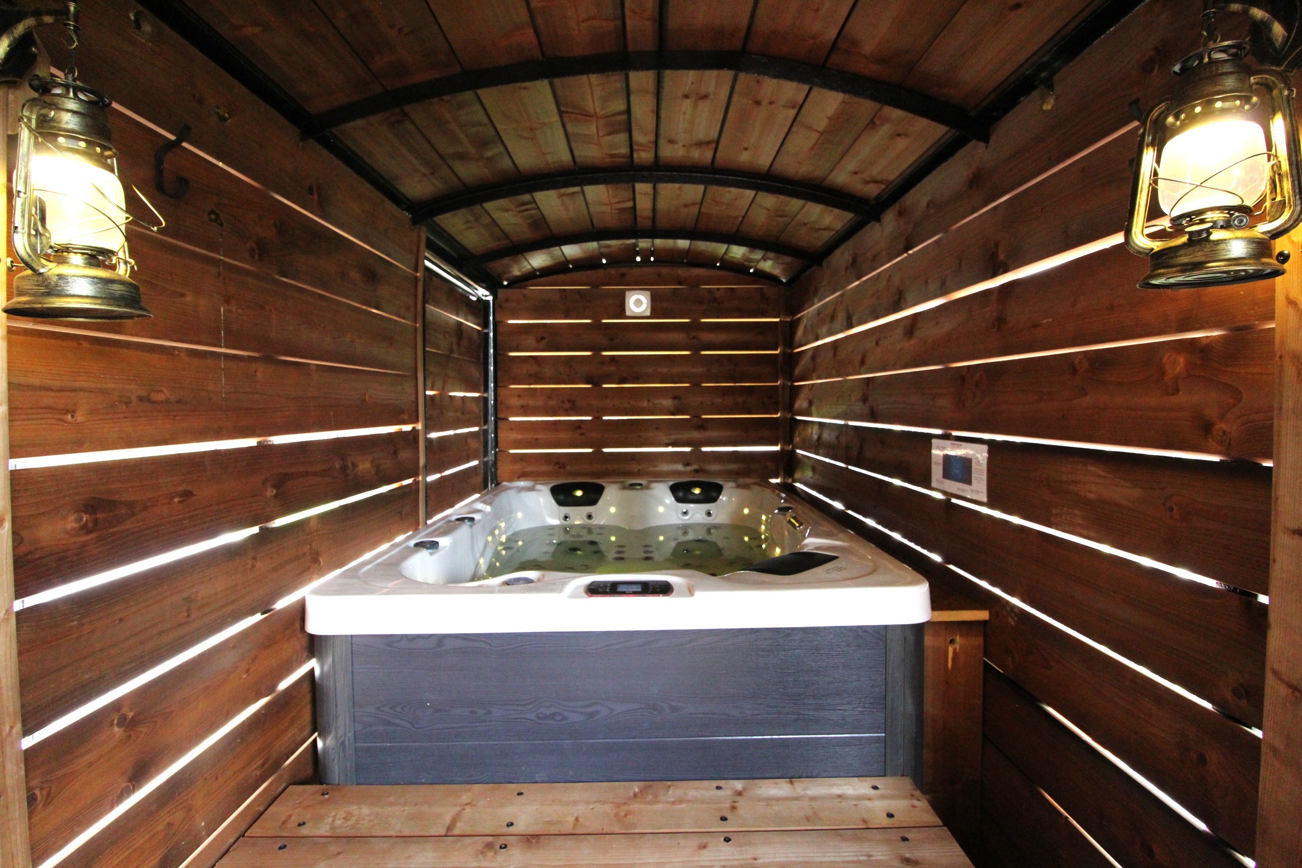 Wagon jacuzzi extérieur - Gîte de la gare d'Anould
