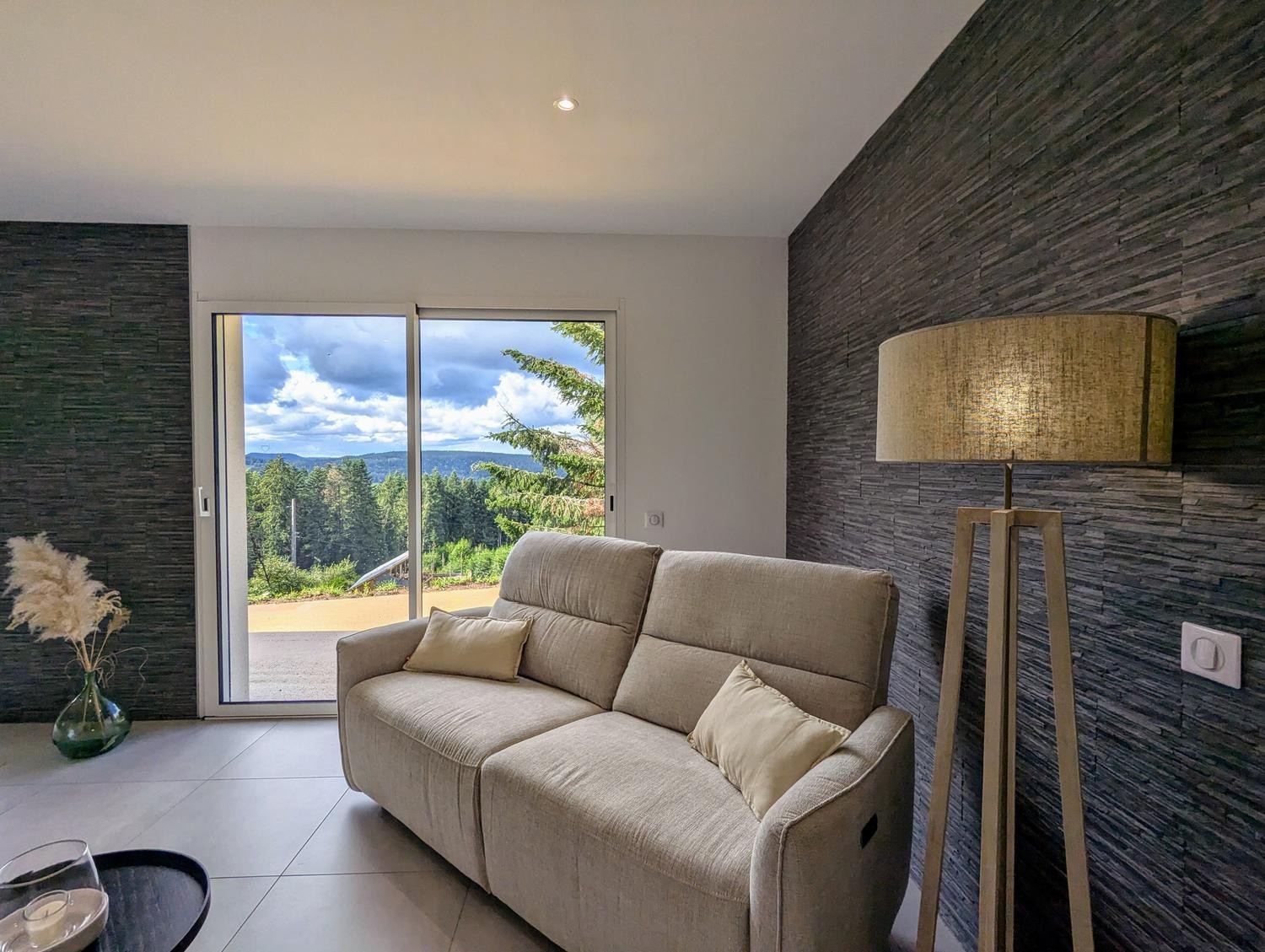 Salon/ séjour - Gîte Chêne à Anould, plain-pied moderne près des lacs et randonnées