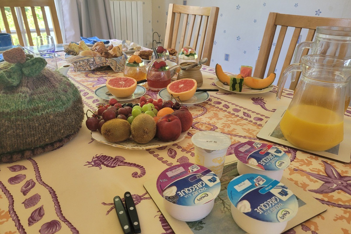 Chambre d'hôtes Clévacances, Ploluha, chez M. et Mme Mac Lachlan, exemple de petit déjeuner