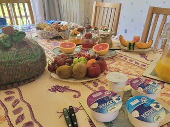 Chambre d'hôtes Clévacances, Ploluha, chez M. et Mme Mac Lachlan, exemple de petit déjeuner