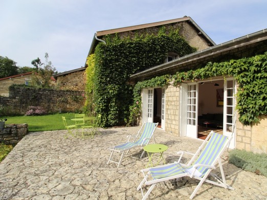 Grande Terrasse bien exposée sur jardin - Gite la Petite Varenne