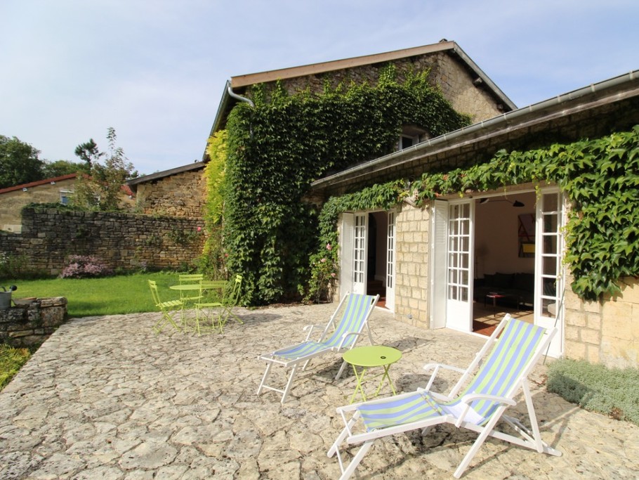 Grande Terrasse bien exposée sur jardin - Gite la Petite Varenne