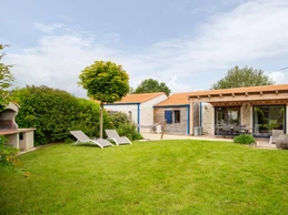 Jardin privatif avec pergola, hamac, salon de jardin, bain de soleil, barbecue et fils à linge.