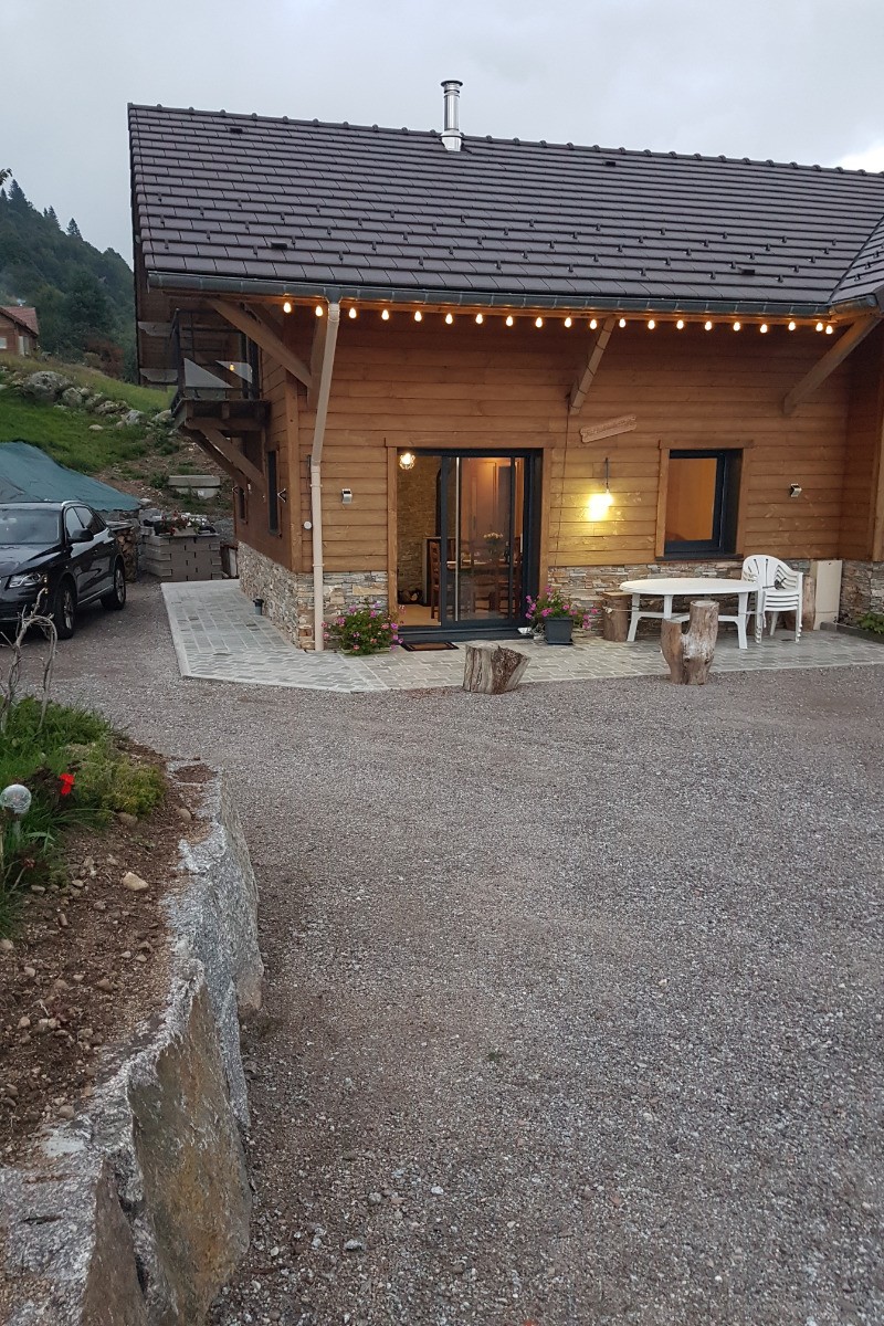 Chalet au chant de la Roche:  entrée indépendantes par l'arrière du chalet, pour les deux logements location par la gauche, propriétaire par la droite pour plus d'indépendance et de discrétion.