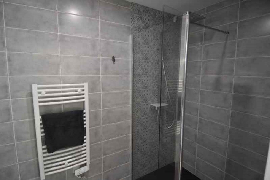 Salle d'eau communicante avec chambre 1